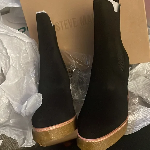 Steve Madden wedge suede moos is black size 9 NEW with tags